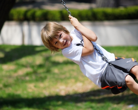 giocare fuori bambini natura