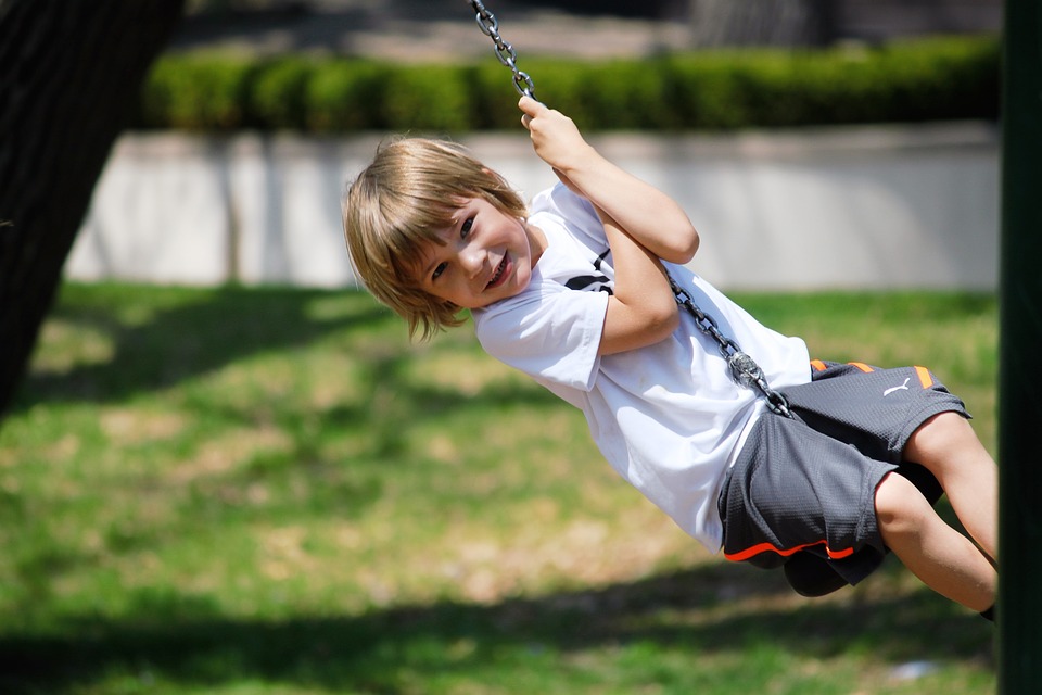 giocare fuori bambini natura